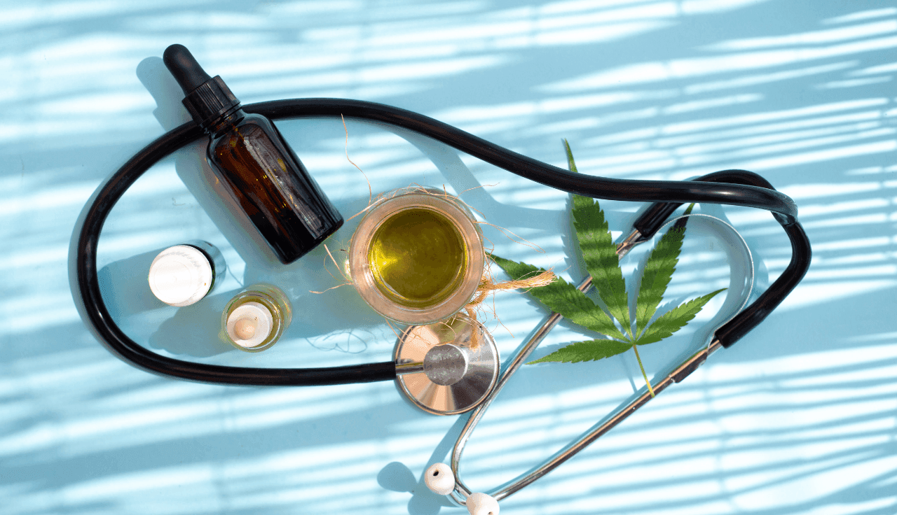 Stethoskop und Cannabisblatt und Extrakt auf hellblauem Hintergrund