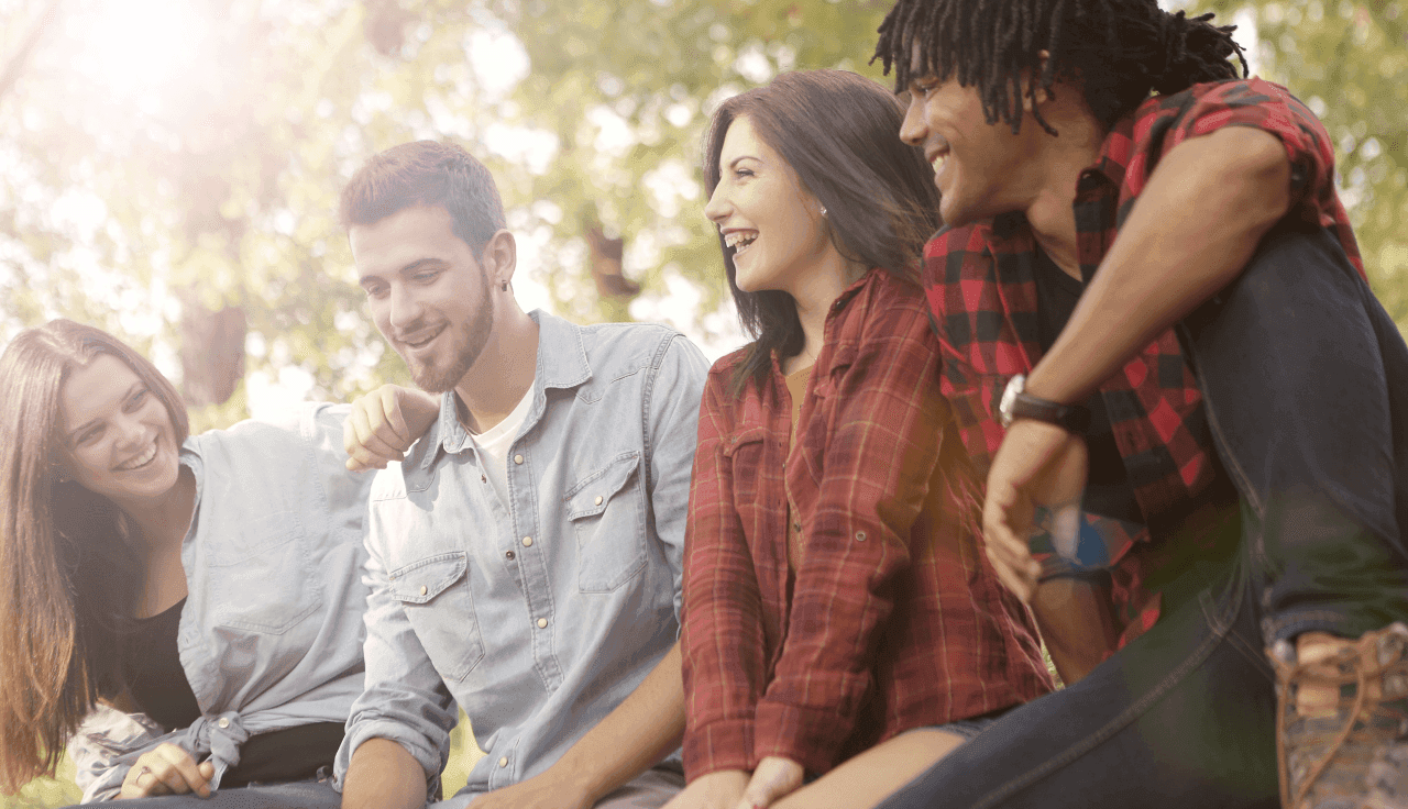 Freunde unterhalten sich und lachen